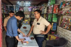    टूण्डला में पटाखों की दुकानों पर प्रशाशन की कड़ी नजर, किया निरीक्षण
