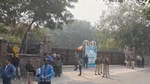 दिल्ली: तीन स्कूलों को बम से उड़ाने की धमकी मिली, तलाशी अभियान जारी