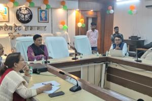 यू०पी०डा0 के अधिकारियों एवमं शहर के उद्द्यमियों/निवेशकों की बैठक हुई आयोजित 