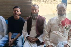 दो पक्षों में भयंकर भिड़ंत : नमाज के बाद लाठी-डंडों और पथराव से मचा हड़कंप, वीडियो वायरल