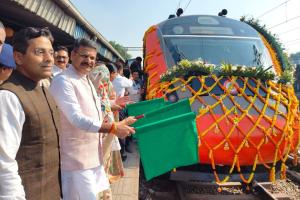वंदे भारत एक्सप्रेस ट्रेन का लोकार्पण, हरी झंडी दिखाकर किया रवाना