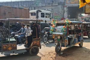 बिना रजिस्ट्रेशन ई-रिक्शा से यात्री परेशान, चौराहे पर लग रहा जाम