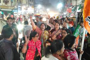 बिहार में एनडीए की जीत पर भाजपाइयों ने बांटे लड्डू 