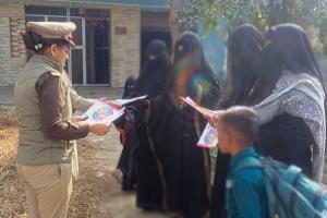 मिशन शक्ति : महिलाओं को पम्पलैट बांटकर किया जागरूक 