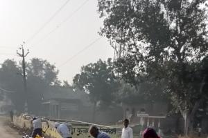 गांव में चला स्वच्छता अभियान सड़क किनारे से हटाई गई गंदगी 