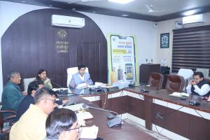 डीएम ने डीटीएफ, बेसिक शिक्षा विभिन्न योजनाएं के संबंध में ली बैठक 