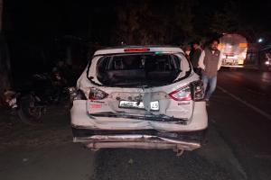 अज्ञात वाहन की टक्कर से कार क्षतिग्रस्त, सवार बाल-बाल बचे