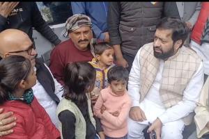  BLO सर्वेश के परिजनों से मिलने पहुंचे कांग्रेस अध्यक्ष, सरकार पर बोला हमला 