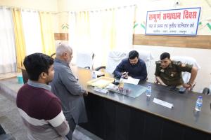 रामपुर सम्पूर्ण समाधान दिवस : जिला अधिकारी ने सुनी शिकायतें, मौके पर निस्तारण 