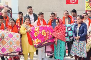 लोहिया मानव कल्याण ट्रस्ट द्वारा मानवता की रक्षा में निर्धनों को लिहाफ वितरण