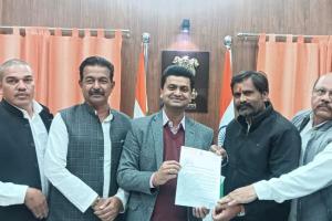 टूण्डला जंक्शन पर नॉर्थ-ईस्ट की ट्रेनों के ठहराव की मांग, विधायक ने सौंपा ज्ञापन