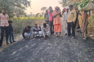 सम्भल में पीडब्ल्यूडी का मेगा घोटाला बेनकाब चार दिन पुरानी 4 किमी सड़क चूर-चूर करोड़ों की लूट की बू… 