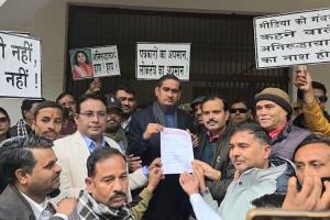 कथावाचक अनिरुद्राचार्य द्वारा मीडिया के प्रति अभद्र टिप्पणी को लेकर पत्रकार हुए लामबंद, जिलाधिकारी को सौंपा ज्ञापन