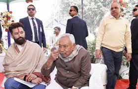 बिहार : चिराग के संक्रांति भोज में पहुंचे नीतीश, नितिन