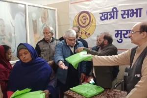 कड़ाके की ठंड में खत्री सभा ने किया नये ऊनी वस्त्रों का वितरण, जरूरतमन्दों ने उठाया लाभ