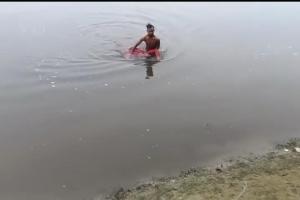 पारिवारिक विवाद के चलते महिला ने यमुना में लगाई छलांग, युवक ने बचाई जान