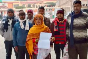 आम गली पर कब्जे का आरोप, डीएम से शिकायत