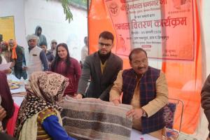 पखरपुरा में जरूरतमंदों को कंबल वितरण