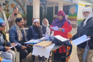 एसआईआर : BLO द्वारा मतदेय स्थल पर मतदाताओं को सूची को पढ़कर सुनाया 