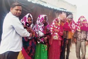 कड़ाके की ठंड में अभिषेक कठेरिया ने जरूरतमंदों को बांटे कंबल
