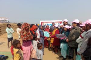 नर सेवा नारायण सेवा के तहत गरीब मजदूरों को बाँटे कपडे