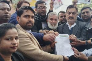 मुरादाबाद : कांग्रेस का विरोध प्रदर्शन, एतिहासिक मणिकर्णिका घाट तोड़ने पर सौंपा ज्ञापन 