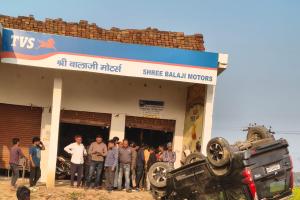 अनियंत्रण होकर पलटी स्कॉर्पियो , बाल बाल बचे कार सवार 