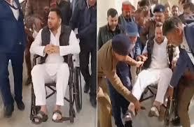 चोट के कारण व्हीलचेयर से विधानसभा पहुंचे तेजस्वी यादव, सरकार पर साधा निशाना