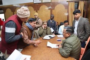 जनसुनवाई में मंत्री जयवीर सिंह सख्त, लापरवाह अफसरों को चेतावनी