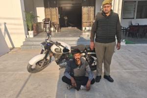 स्टंट कर रहे युवक की बाइक सीज, जुर्माना वसूला