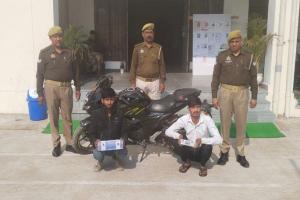लूट के दो आरोपी मोबाइल, बाइक और तमंचे सहित गिरफ्तार