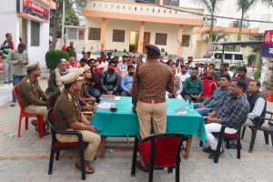 भोजपुर थाना परिसर में आगामी पर्व को लेकर डीजे संचालकों के साथ शान्ति समिति की बैठक आयोजित