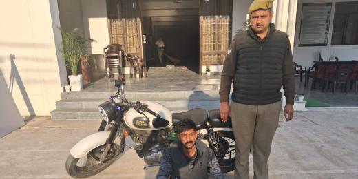 स्टंट कर रहे युवक की बाइक सीज, जुर्माना वसूला