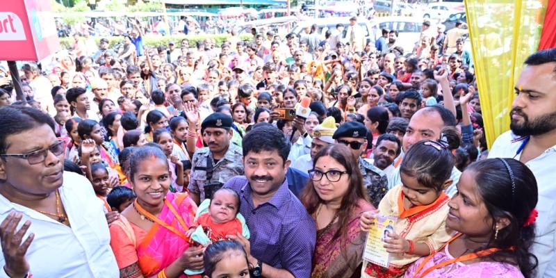 मंत्री नन्दी और पूर्व महापौर ने 344 परिवारों के 1490 बच्चों को कराई दीपावली की खरीदारी