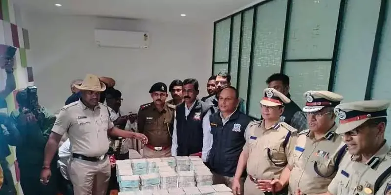 बेंगलुरु में 7.11 करोड़ रुपये की लूट के मामले में पुलिस कांस्टेबल समेत तीन गिरफ्तार