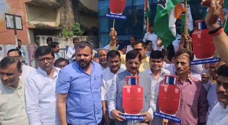 बिहार: एलपीजी की किल्लत और बढ़ती कीमतों के खिलाफ पटना में कांग्रेस का प्रदर्शन