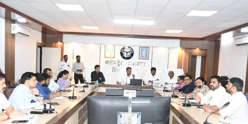 गैस खत्म की खबरों के चलते डीएम ने एजेंसी मालिकों के साथ की बैठक 