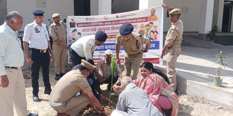 एक पेड़ मां के नाम लगाकर दिया पर्यावरण संरक्षण का संदेश 