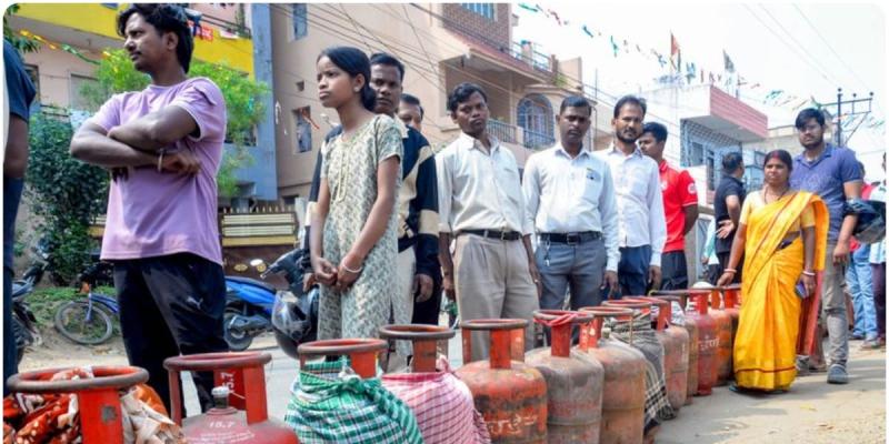 उत्तर प्रदेश में गैस सिलेंडरों की कमी से कार्य प्रभावित, अधिकारियों का दावा: कहीं कोई कमी नहीं